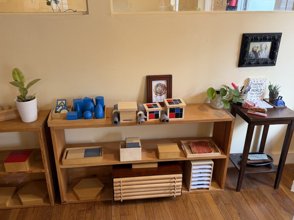 Estantes y actividades Montessori de vida práctica en Mi Casita Downtown