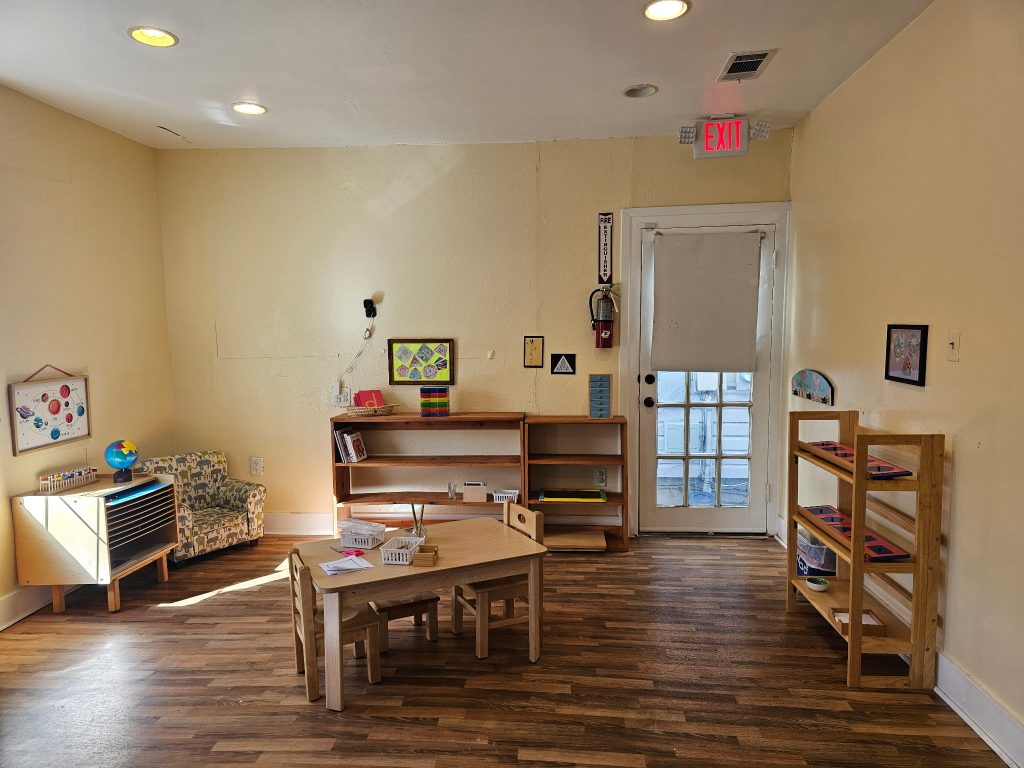 Salón Montessori preparado con mesas infantiles y materiales de aprendizaje en Mi Casita Downtown
